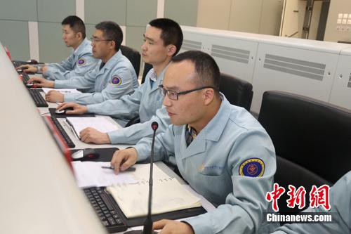 船控制中心，调度员王庆欣忙碌工作。